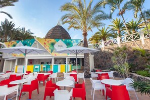 Poolside bar