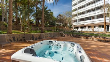 2 piscines extérieures, parasols de plage, chaises longues