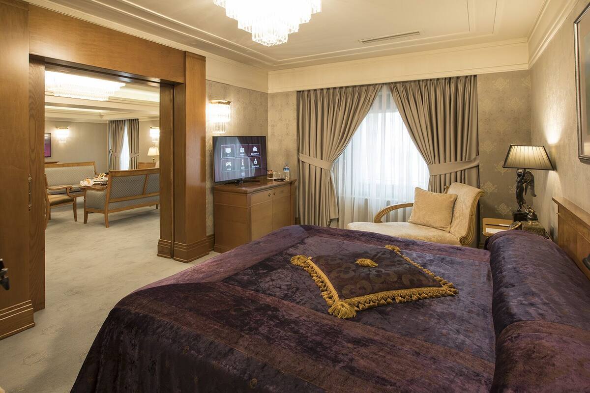 Suite – president, flere soverom, massasjebadekar, byutsikt | Sengetøy av topp kvalitet, senger med Select Comfort-madrass og minibar