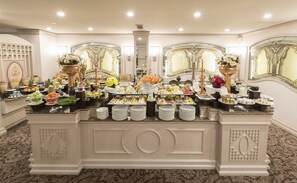 Café da manhã com buffet mediante uma taxa