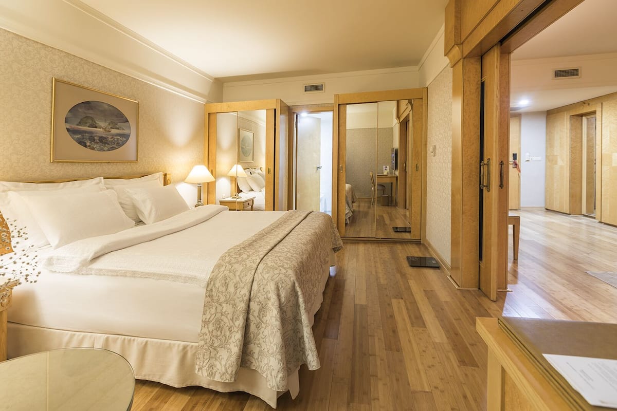 suite, 1 queen bed with sofa bed (1 queen  bed ) | 1 bedroom, premium bedding, select comfort beds, minibar