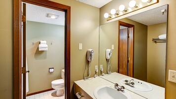 Combined shower/tub, free toiletries, hair dryer, towels