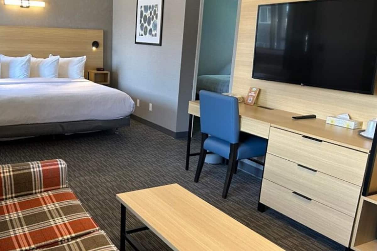 2 bedrooms, pillowtop beds, desk, iron/ironing board