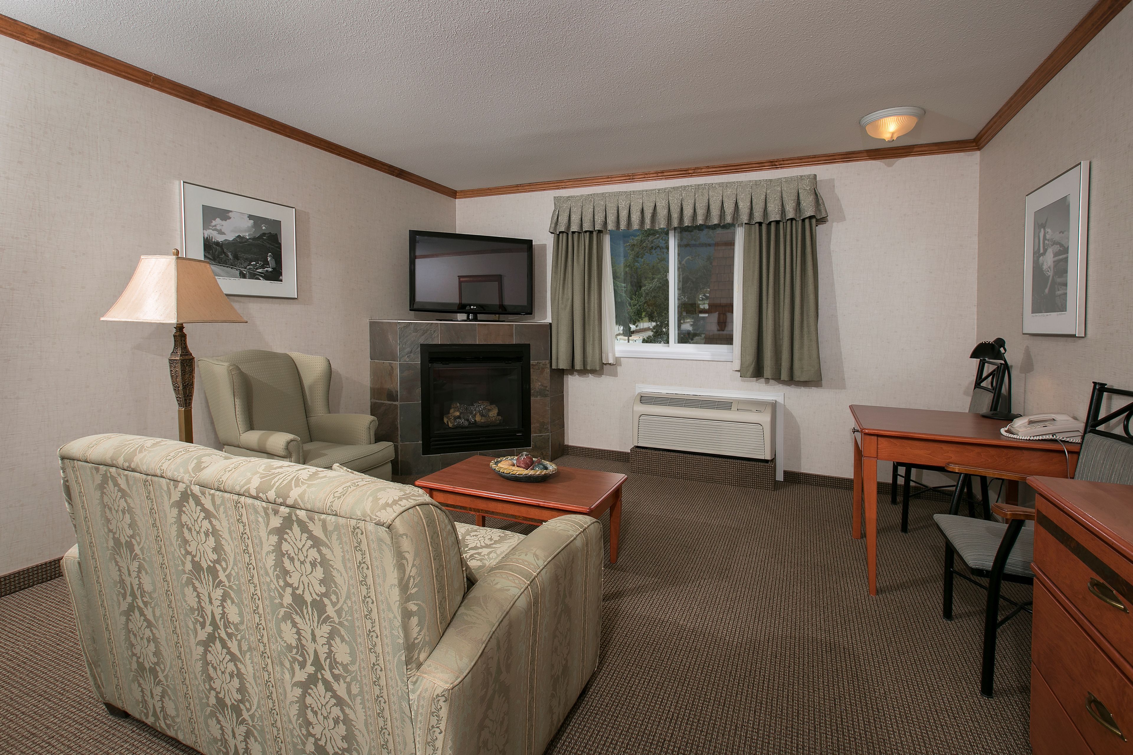 executive room, 1 king bed, fireplace (no pets) | living area | 27-inch flat-screen tv with cable channels, tv
