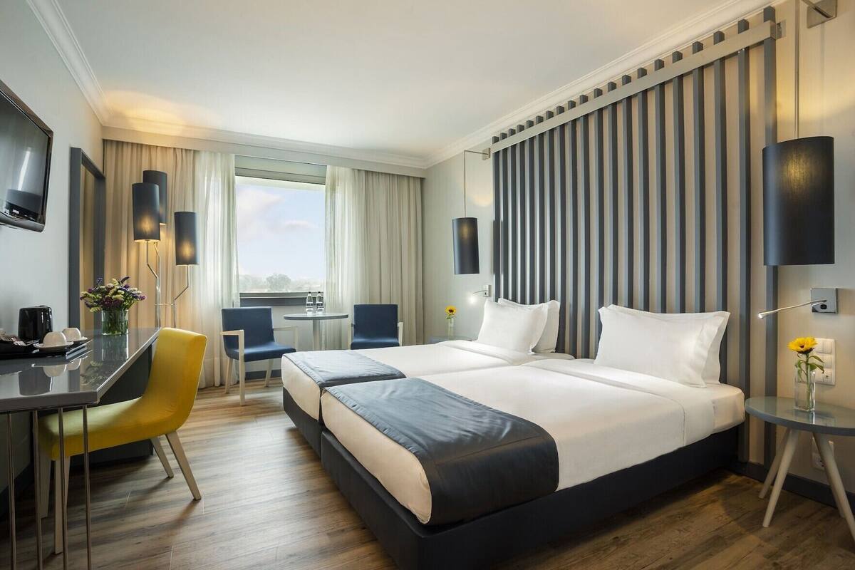 Minibar, in-room safe, desk, WiFi (free)