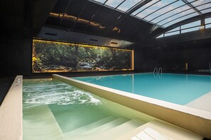 Kolam renang indoor dan kolam renang outdoor musiman