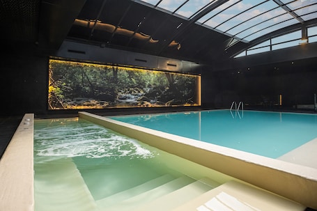 Una piscina techada, una piscina al aire libre de temporada
