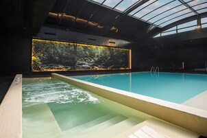 Piscine couverte, piscine extérieure (ouverte en saison)