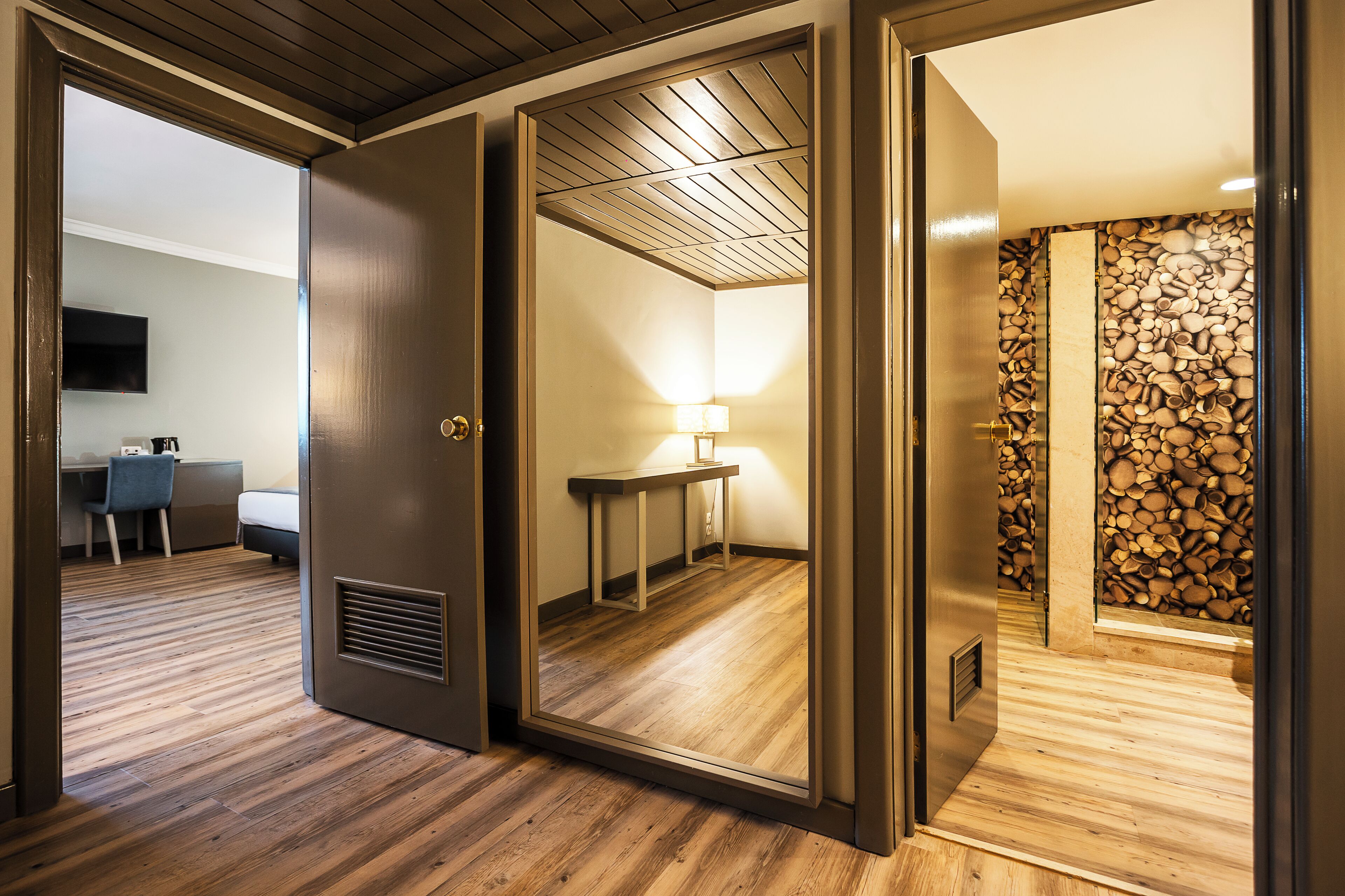 Minibar, coffres-forts dans les chambres, bureau, chambres insonorisées