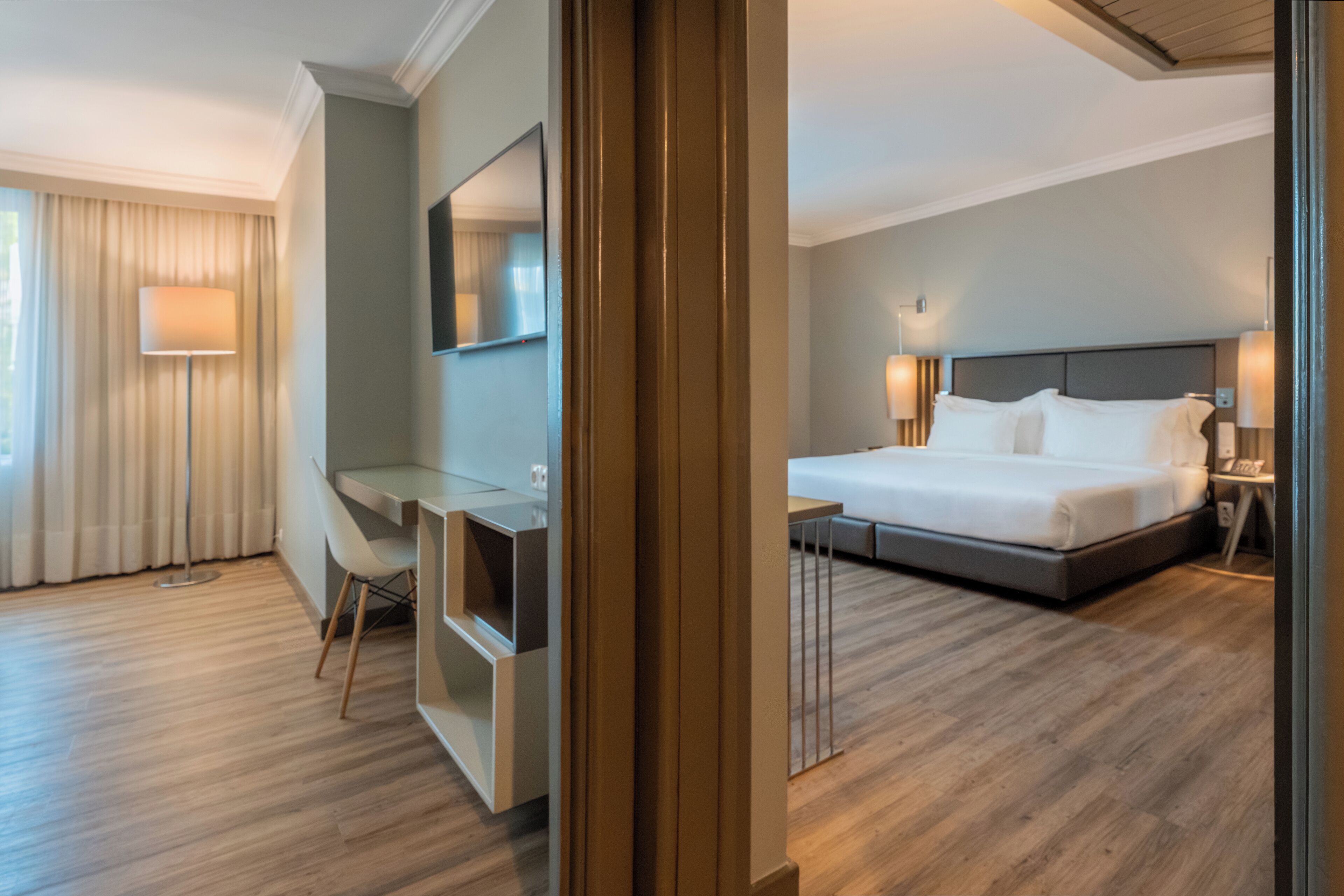 Comfort vierpersoonskamer | Een minibar, een kluis op de kamer, een bureau, geluiddichte muren