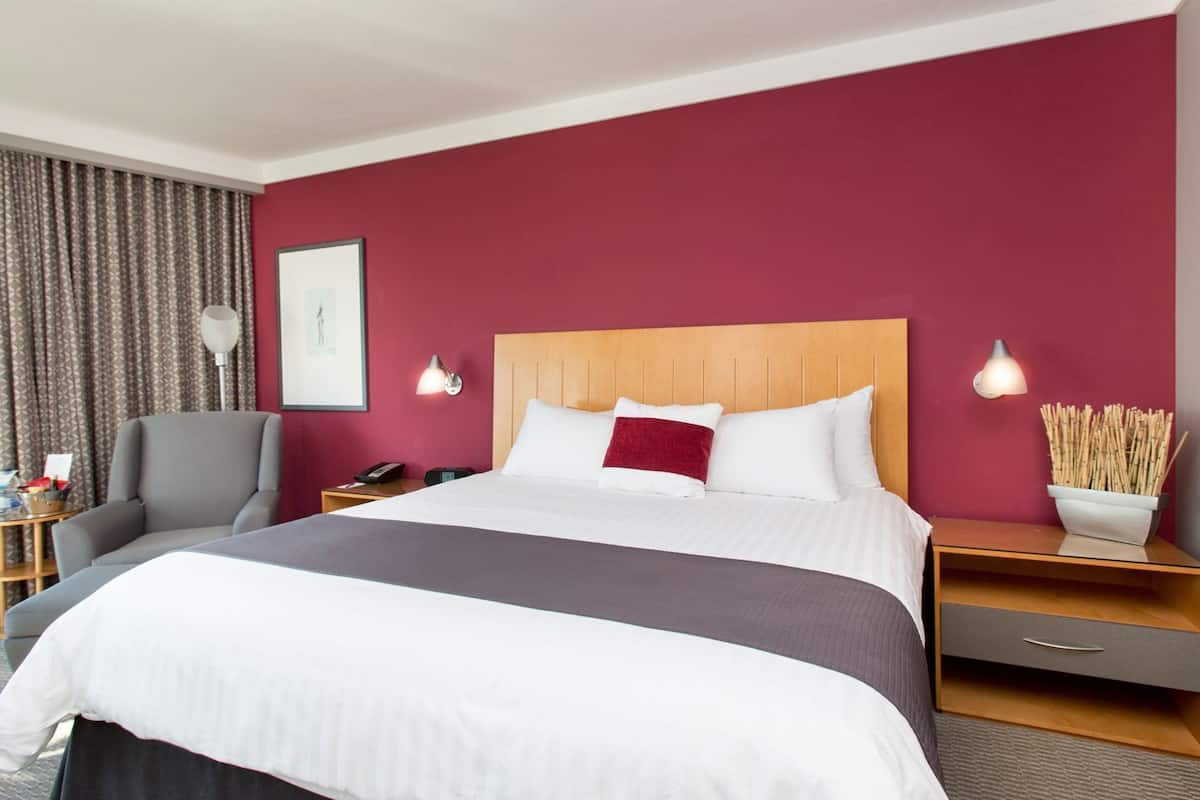 高級寢具、迷你吧、房內夾萬、書桌