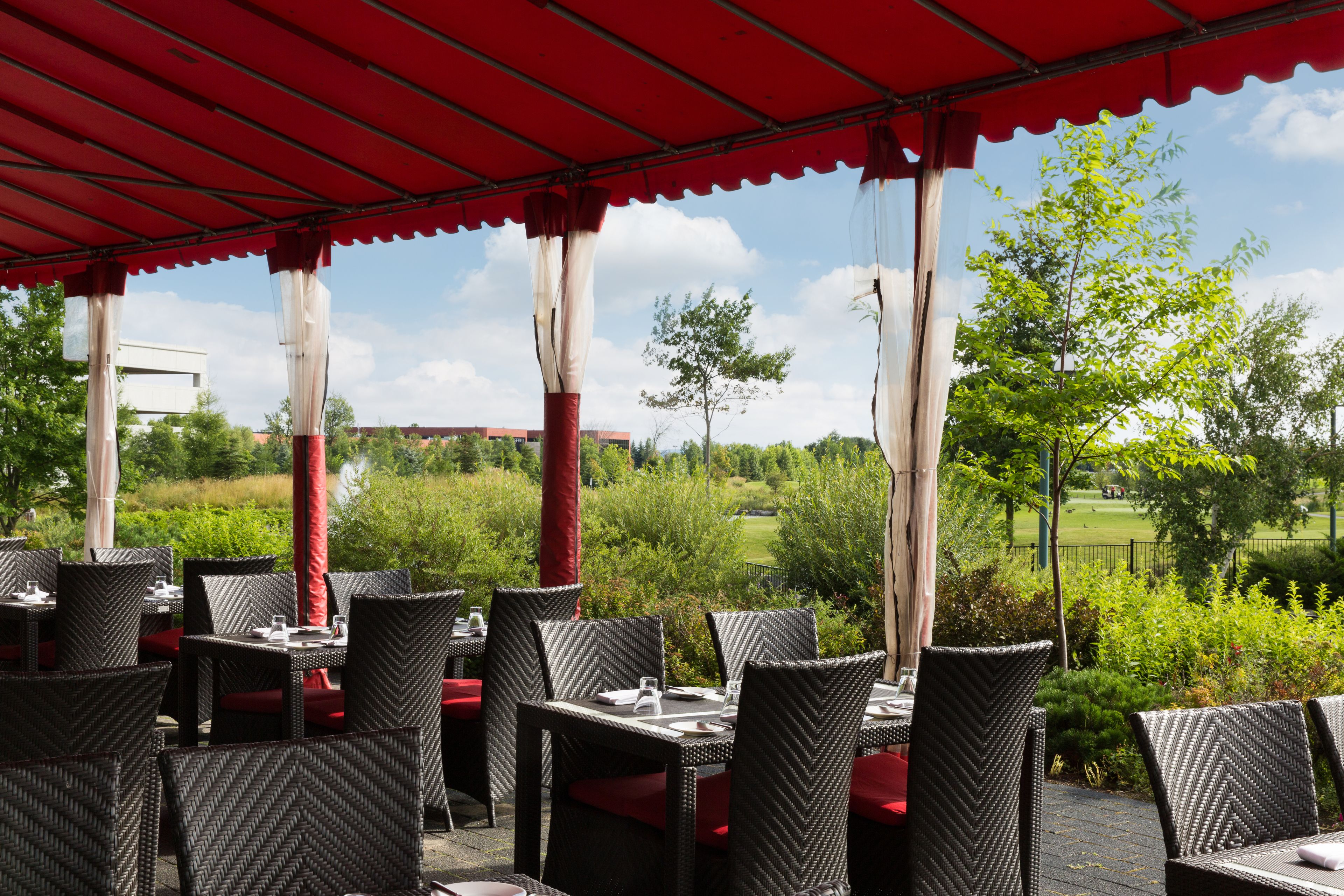 Breakfast, lunch, dinner served; golf course views 