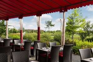 Reggeli, ebéd és vacsora, kilátás a golfpályára 