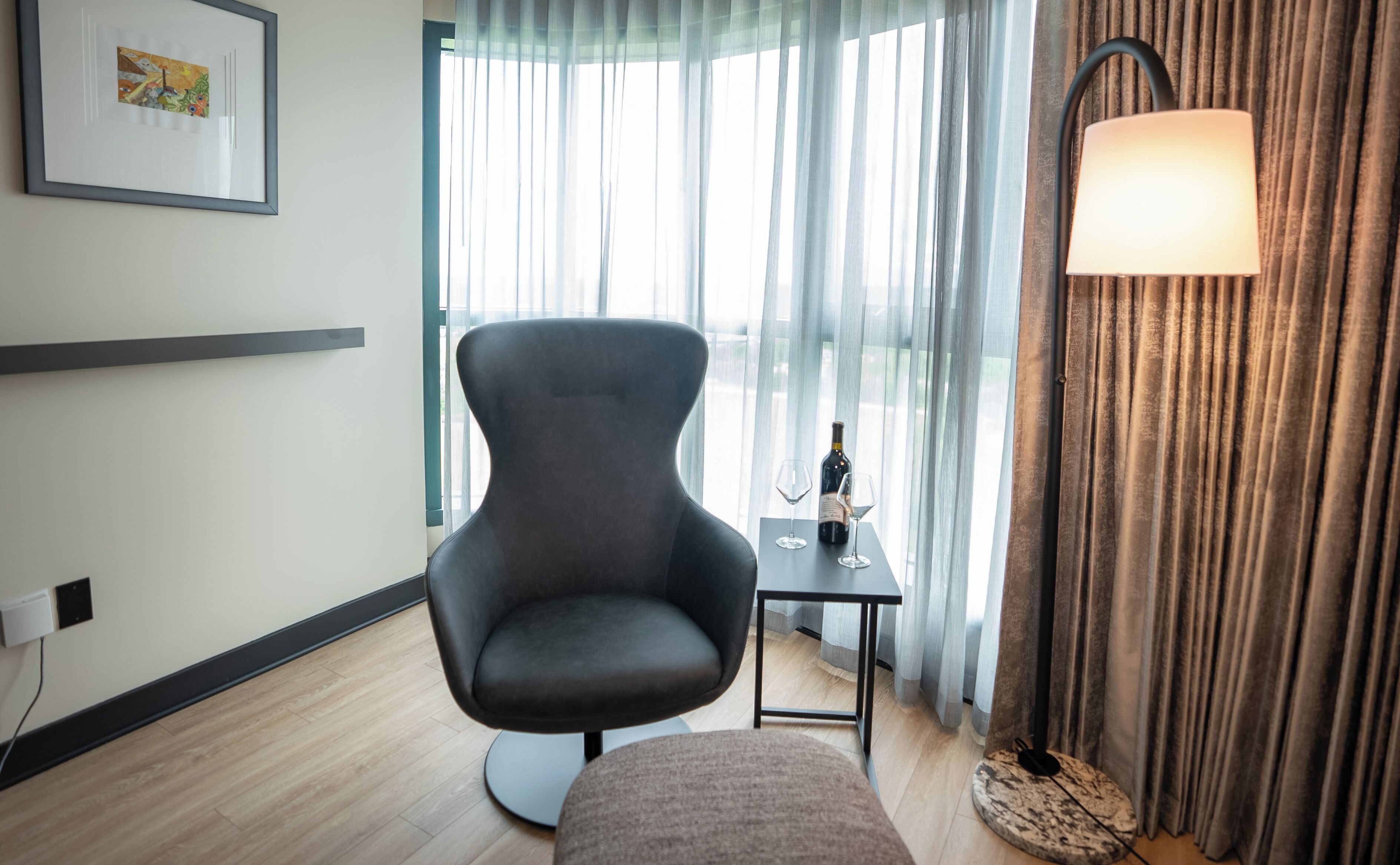 standard room, 1 king bed | premium bedding, minibar, in-room safe, desk