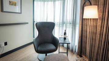 Standard Room, 1 King Bed | Premium bedding, minibar, in-room safe, desk