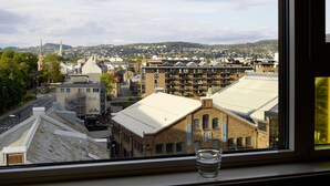 Vista desde una ventana con vistas a un paisaje urbano que incluye varios edificios, entre ellos un edificio de ladrillo destacado con un letrero que dice "Spa".