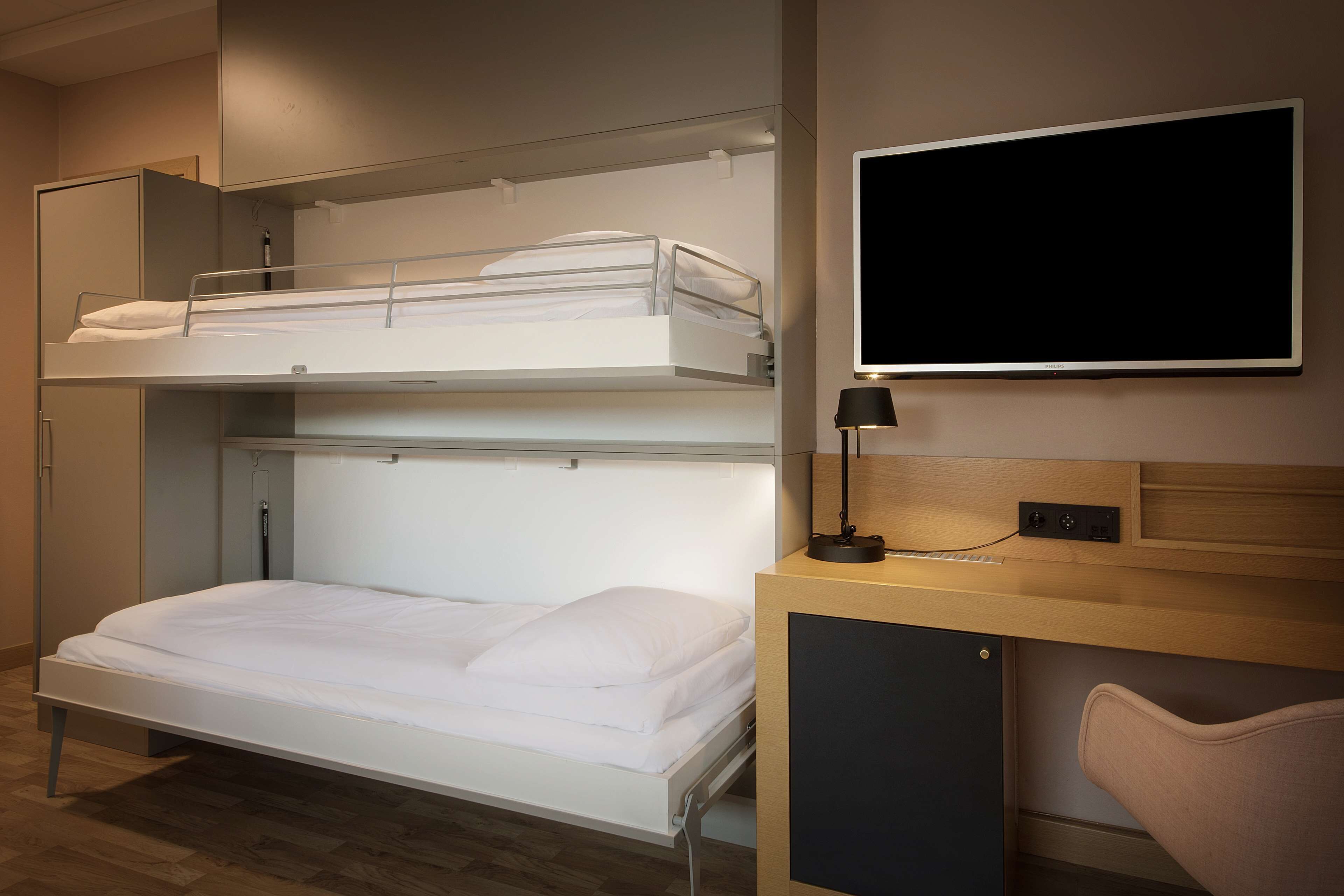 hypo-allergenic bedding, desk, iron/ironing board, free wifi