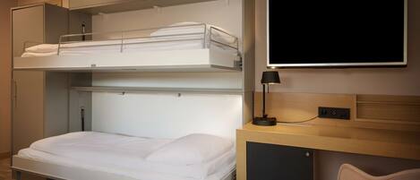 Une chambre avec un lit superposé, un bureau, une chaise et un téléviseur.