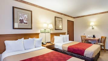 Brankas, tirai kedap cahaya, dan setrika/meja setrika