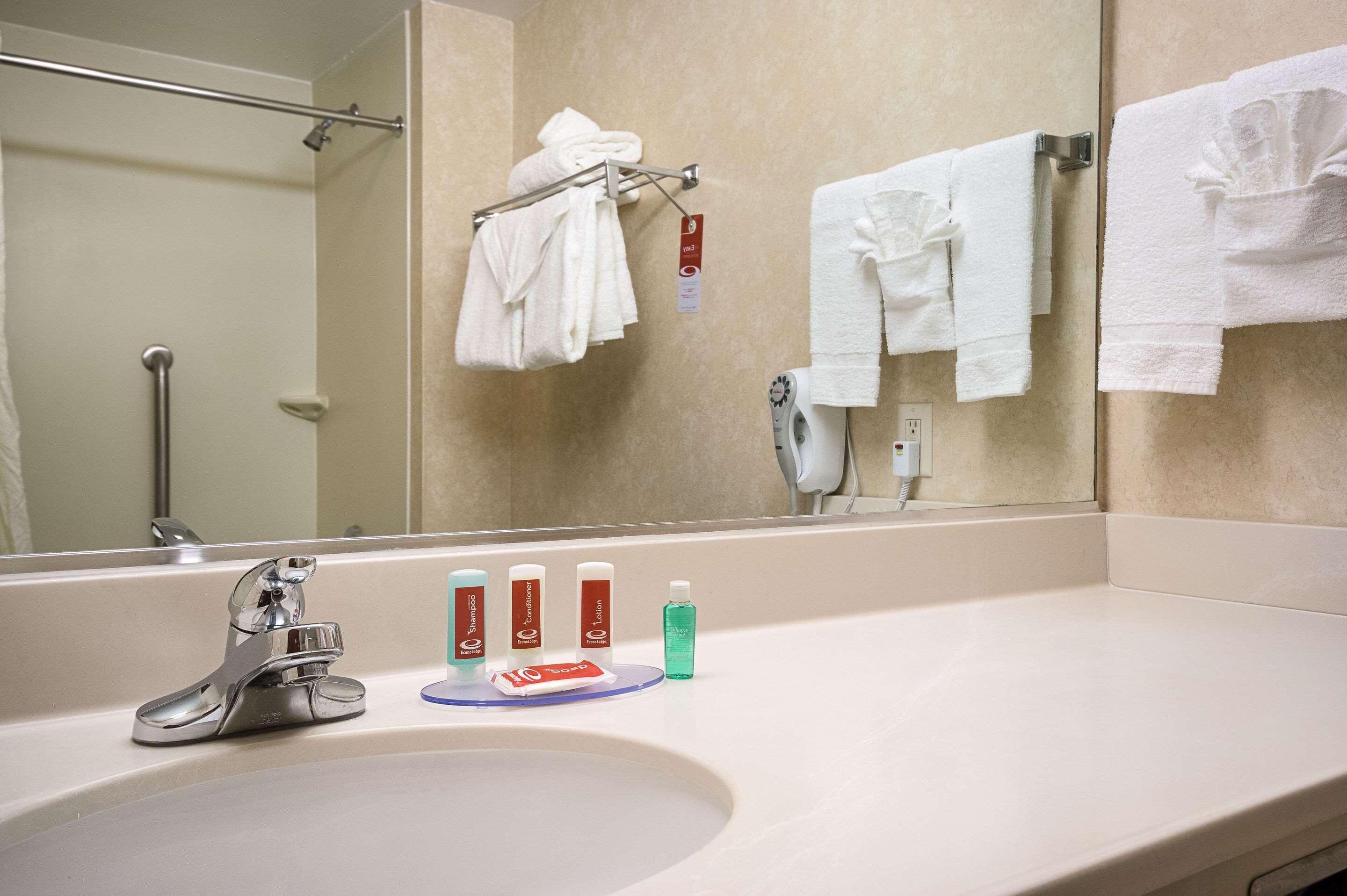Combined shower/tub, free toiletries, hair dryer, towels