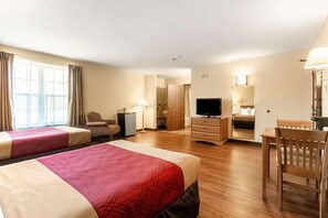 In-room safe, blackout drapes, iron/ironing board - Econo Lodge Hadley near University (Hadley)