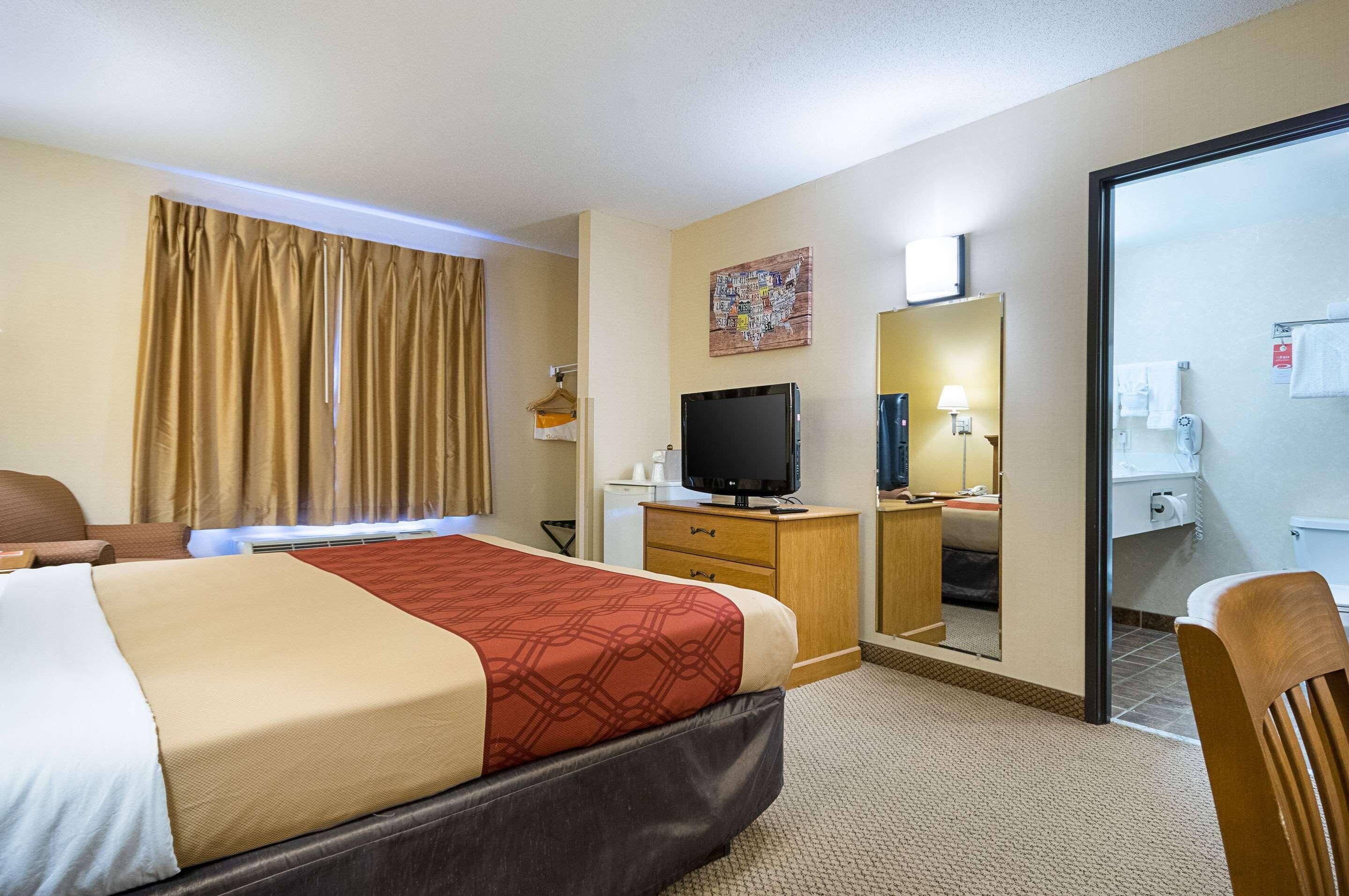 خزنة داخل الغرفة وستائر تعتيم ومكواة/لوح كي وأسرّة أطفال/رضّع (مجانًا)