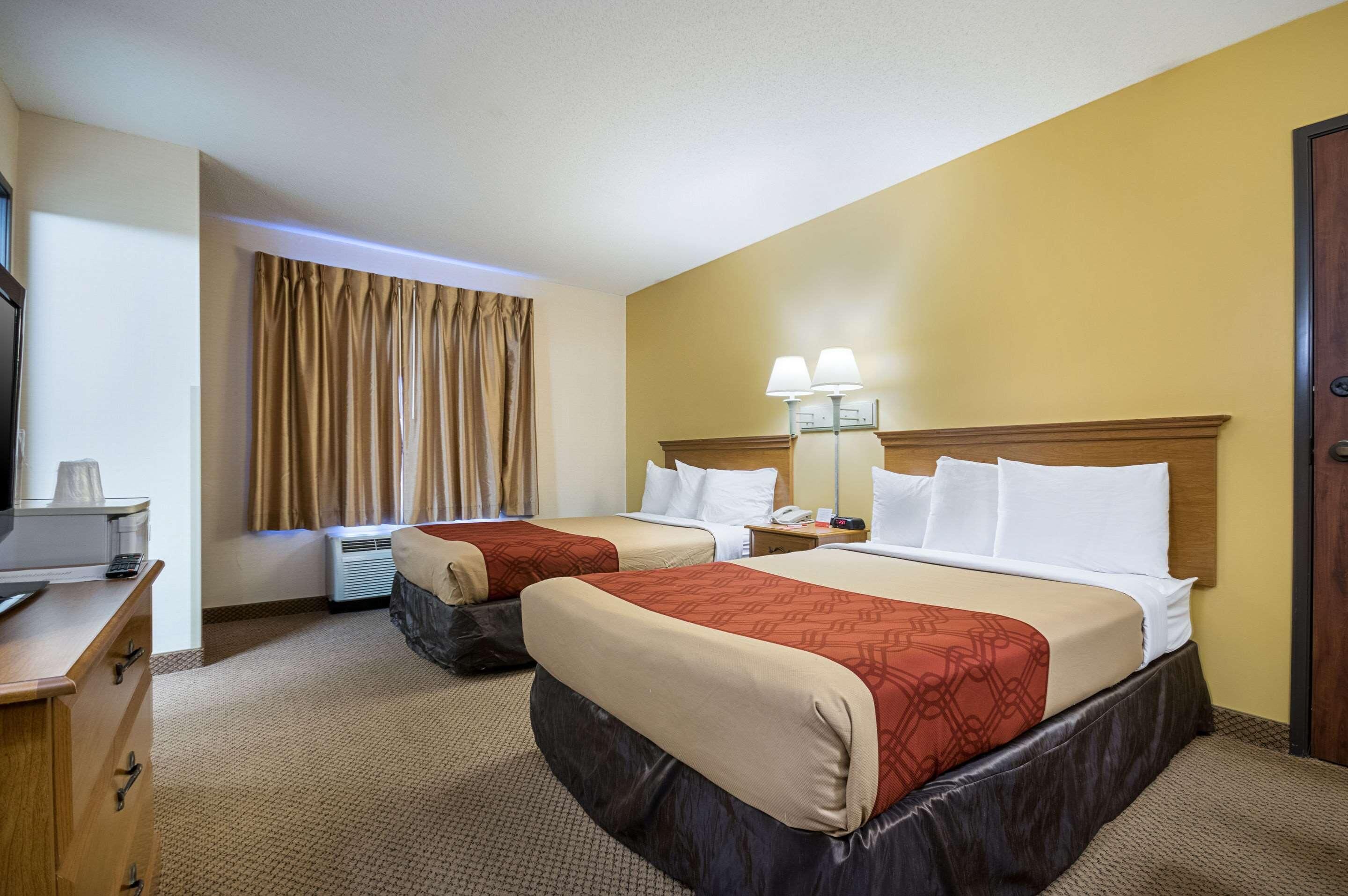 خزنة داخل الغرفة وستائر تعتيم ومكواة/لوح كي وأسرّة أطفال/رضّع (مجانًا)