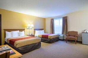 Tallelokero huoneessa, pimennysverhot, silitysrauta/-lauta