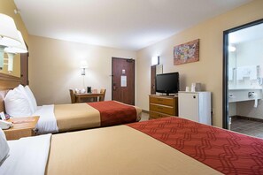 In-room safe, blackout drapes, iron/ironing board - Econo Lodge Hadley near University (Hadley)