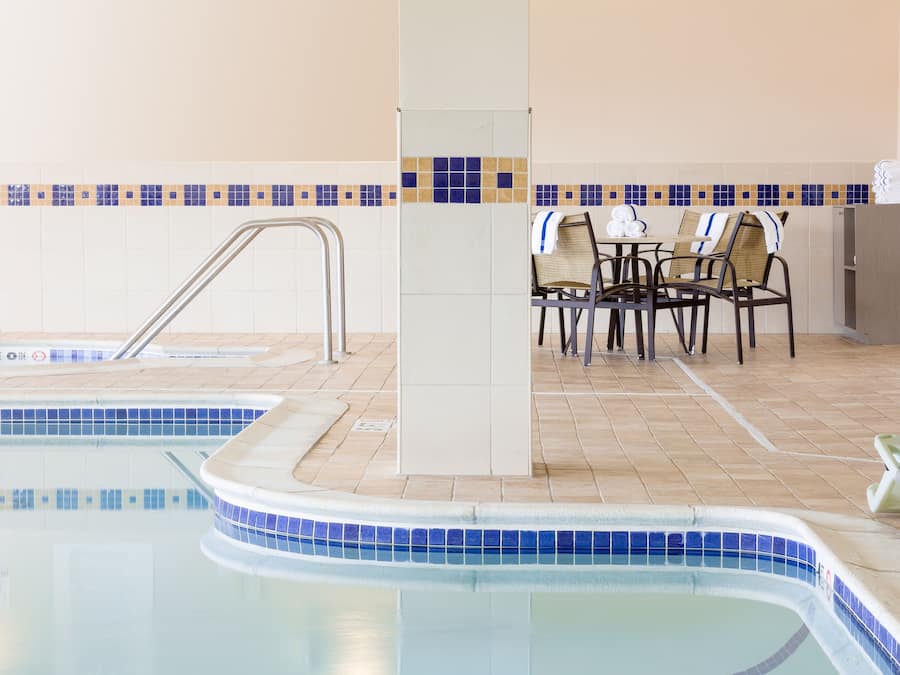 Indendørs pool, åben fra kl. 06.00 til kl. 23.00, liggestole
