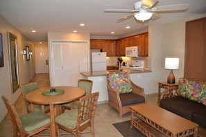 Room, 1 Bedroom | Living area