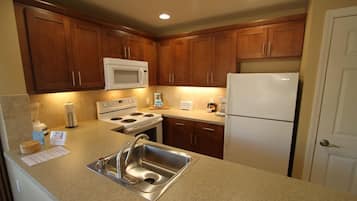 Room, 2 Bedrooms | Private kitchen | Fridge, microwave, stovetop, dishwasher