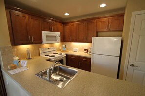 Room, 2 Bedrooms | Private kitchen