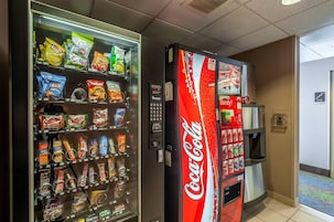 Máquinas expendedoras con aperitivos y Coca-Cola.