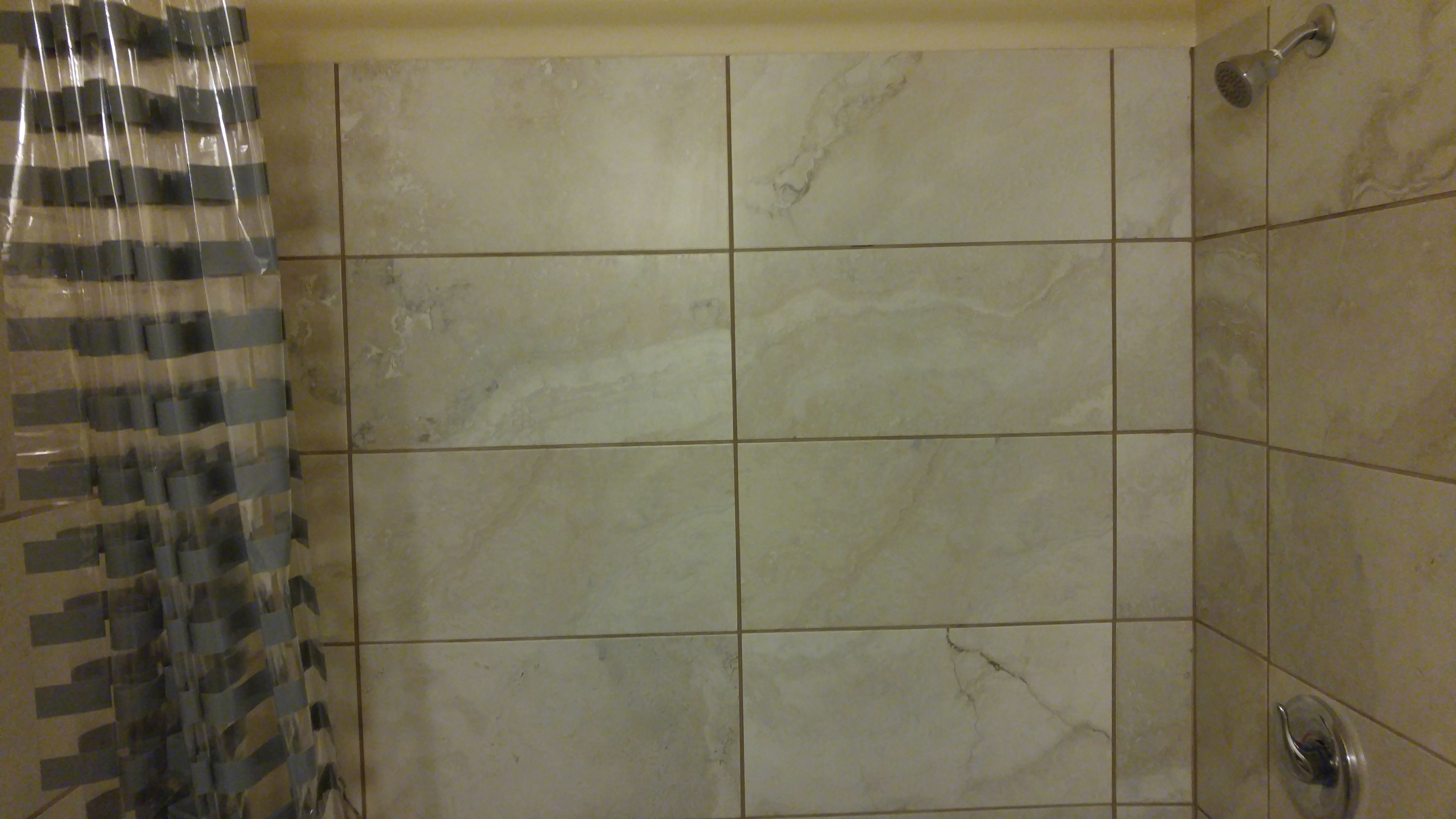 Combined shower/tub, towels