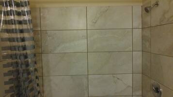 Combined shower/tub, towels