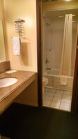 Bañera, toallas, jabón, shampoo