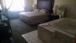 Escritorio, tabla de planchar con plancha, wifi gratis y ropa de cama 