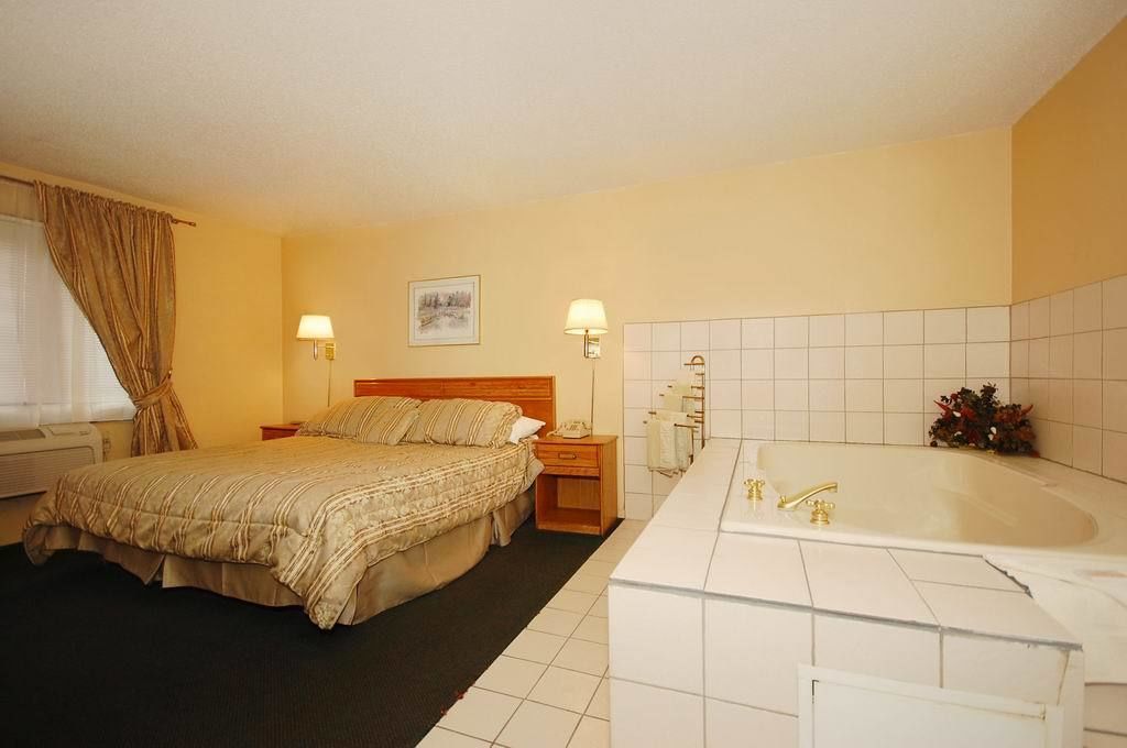 Desk, iron/ironing board, free rollaway beds, free WiFi
