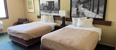 Habitación doble estándar | Escritorio, tabla de planchar con plancha y camas extra gratis