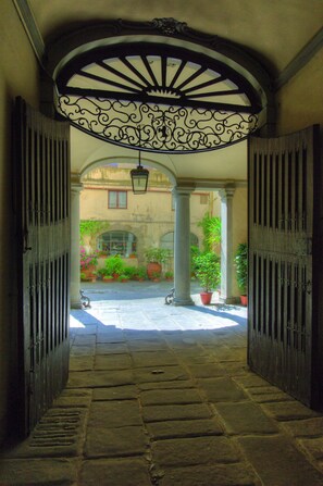 Interior entrance - Palazzo Niccolini al Duomo (Florence)