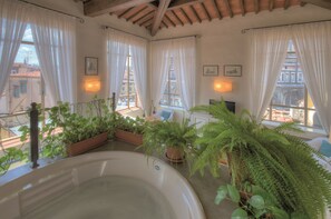 Deluxe Suite, City View (Altana) | Jetted bathtub