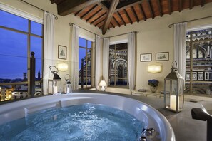 Deluxe Suite, City View (Altana) | Private spa tub