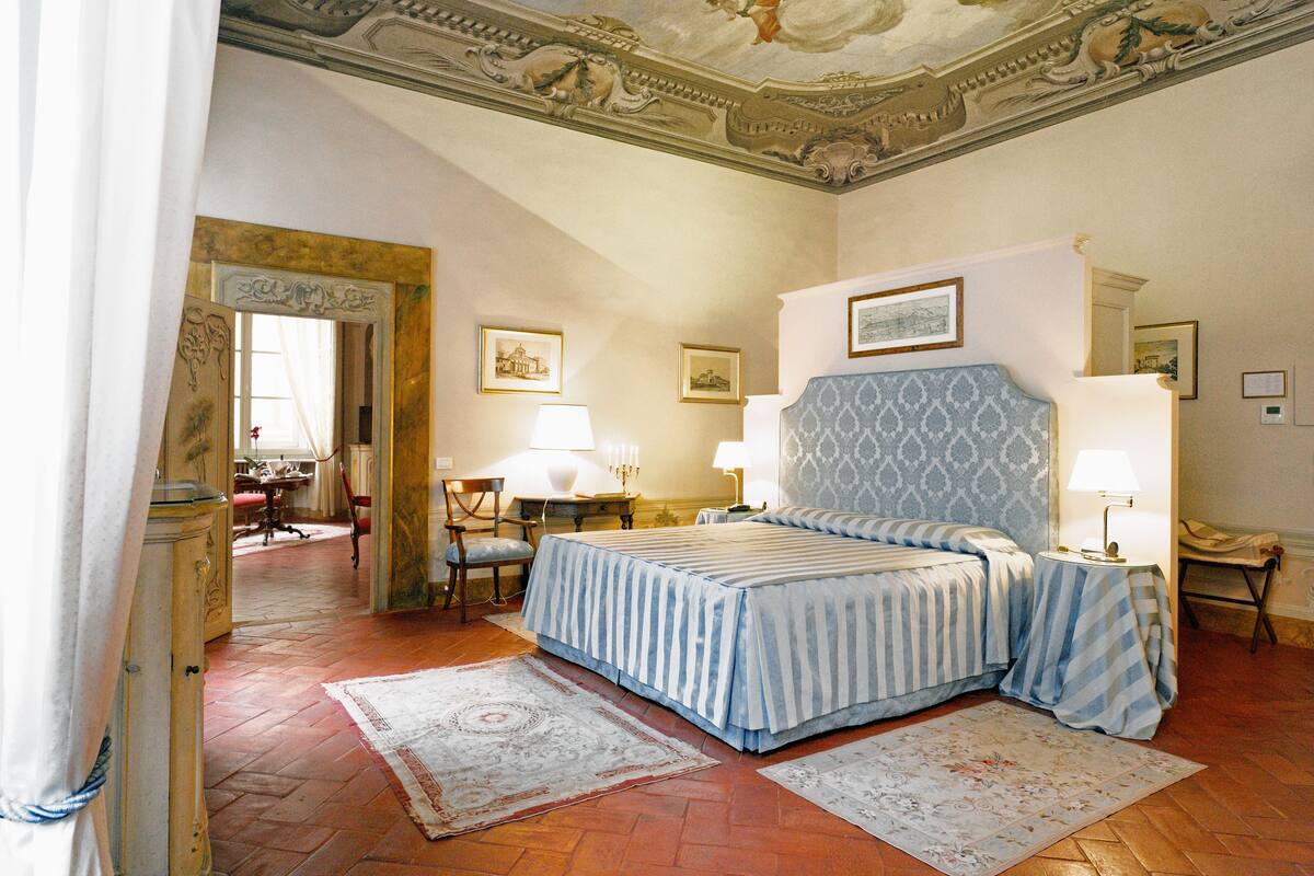 Deluxe Suite, City View (Royal) | Premium bedding, Select Comfort beds, minibar, in-room safe