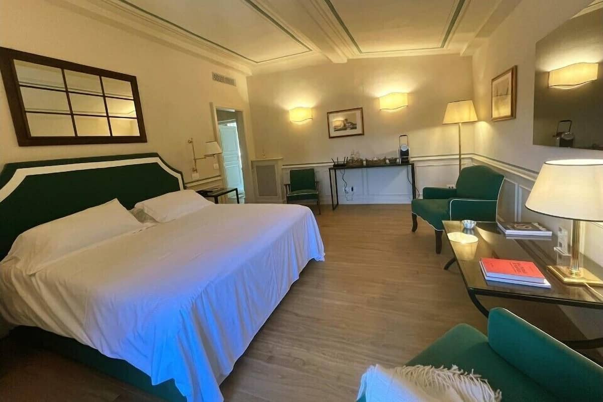 Deluxe Suite, Sauna | Premium bedding, Select Comfort beds, minibar, in-room safe