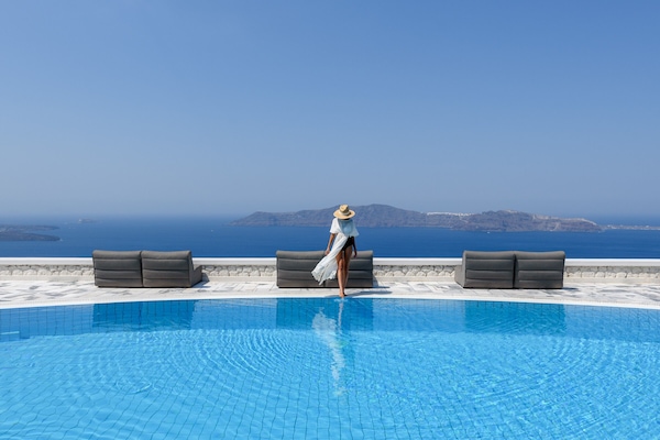 Een seizoensgebonden buitenzwembad en parasols bij het zwembad