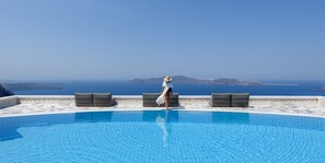 Una piscina con vistas despejadas al mar y a islas distantes.