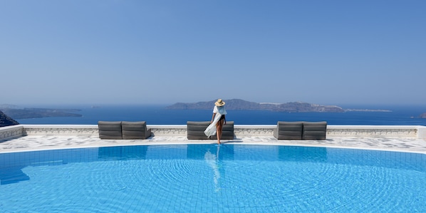 Seasonal outdoor pool, pool umbrellas, sun loungers - Xenones Filotera (Santorini)