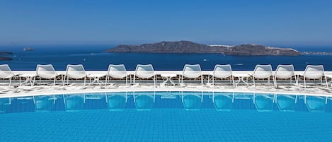 Piscine extérieure (ouverte en saison), parasols de plage