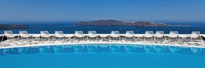 Seasonal outdoor pool, pool umbrellas, pool loungers - Xenones Filotera (Santorini)